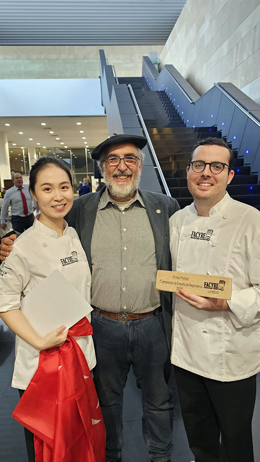 La cocinera, Yangxuanzi Liu, y su ayudante, Álvaro Leiva, del restaurante"Four Seasons" de Madrid.