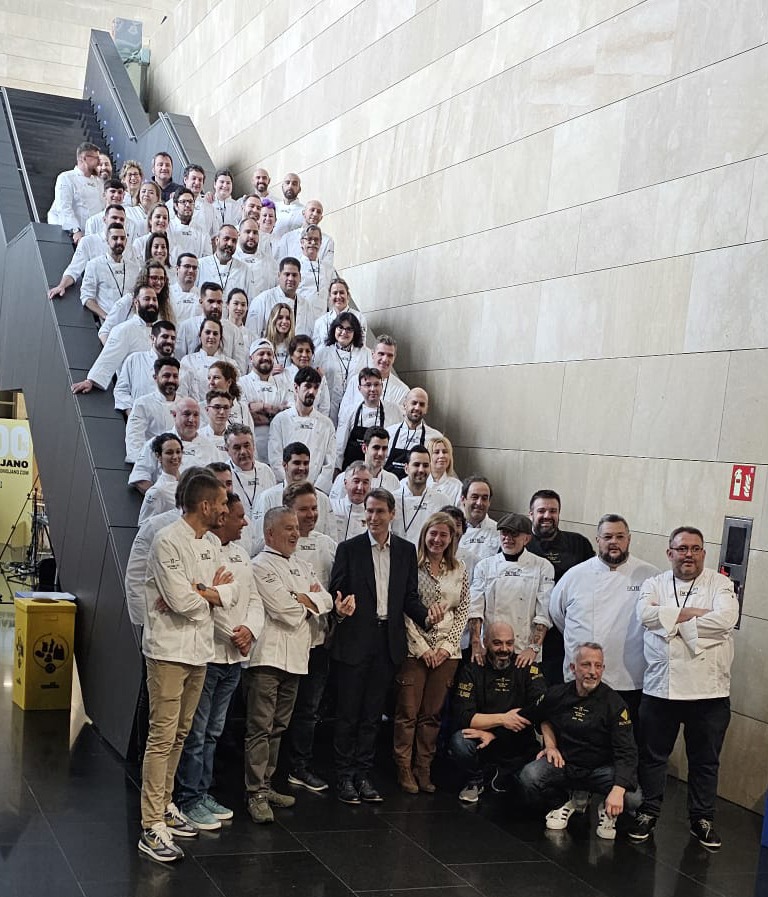 Finalistas y Campeones con el presidente del Gobierno de La Rioja, Gonzalo Capellán,